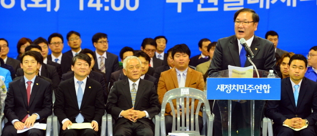 김태년 새정치민주연합 경기도당 공동위원장이 18일 수원실내체육관에서 열린 새정치민주연합 경기도당 창당대회에서 인사말하고 있다. 김시범기자 sbkim@kyeonggi.com