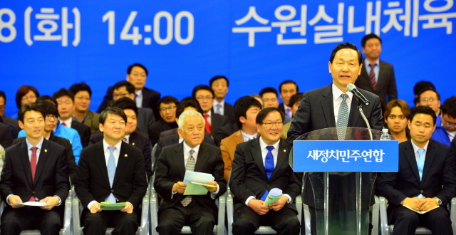 경기지사 예비후보인 김상곤 전 경기도교육감이 18일 수원실내체육관에서 열린 새정치민주연합 경기도당 창당대회에서 축사하고 있다. 김시범기자 sbkim@kyeonggi.com