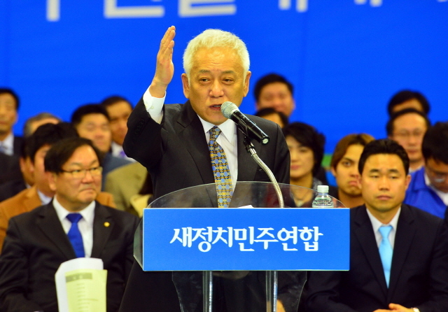 김한길 새정치민주연합 공동창당준비위원장이 18일 경기 수원실내체육관에서 열린 새정치민주연합 경기도당 창당대회에서 인사말하고 있다. 김시범기자 sbkim@kyeonggi.com