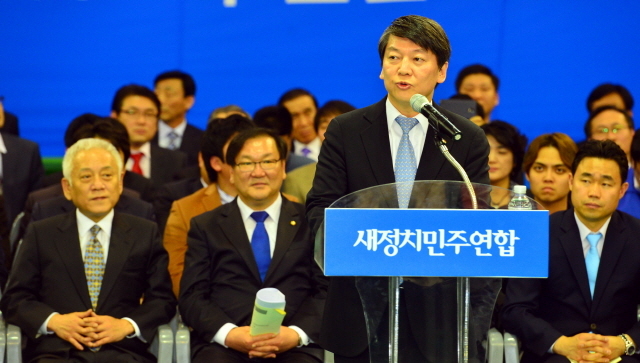 안철수 새정치민주연합 공동창당준비위원장이 18일 수원실내체육관에서 열린 새정치민주연합 경기도당 창당대회에서 인사말하고 있다. 김시범기자 sbkim@kyeonggi.com