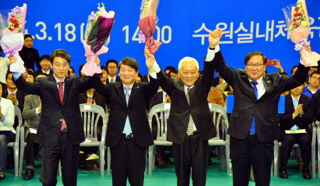 18일 새정치민주연합 경기도당 창당대회가 열린 수원실내체육관에서 (왼쪽부터)송호창  경기도당 공동위원장, 안철수, 김한길 중앙당 창당공동준비위원장, 김태년 경기도당 공동위원장이 꽃다발을 들고 당원들에게 인사하고 있다. 김시범기자 sbkim@kyeonggi.com