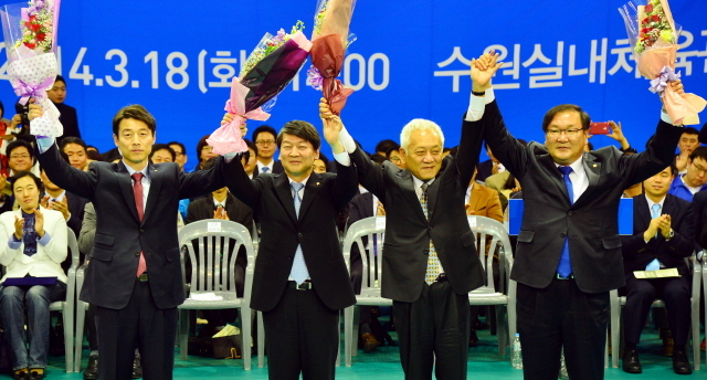 18일 새정치민주연합 경기도당 창당대회가 열린 수원실내체육관에서 (왼쪽부터)송호창  경기도당 공동위원장, 안철수, 김한길 중앙당 창당공동준비위원장, 김태년 경기도당 공동위원장이 꽃다발을 들고 당원들에게 인사하고 있다. 김시범기자 sbkim@kyeonggi.com