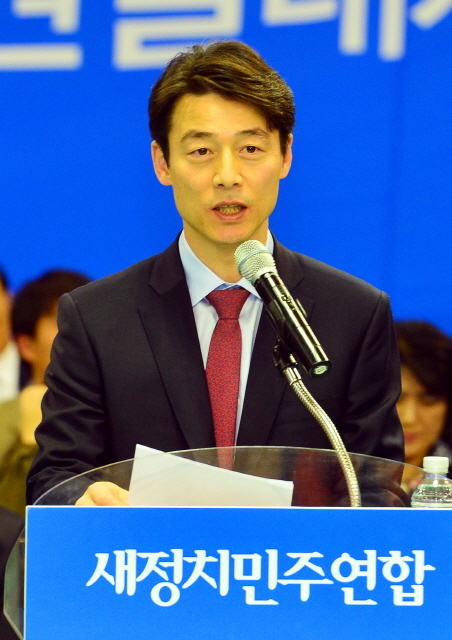 송호창 새정치민주연합 경기도당 공동위원장이 18일 수원실내체육관에서 열린 새정치민주연합 경기도당 창당대회에서 인사말하고 있다. 김시범기자 sbkim@kyeonggi.com