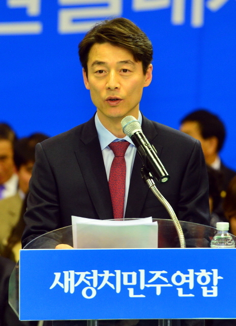 송호창 새정치민주연합 경기도당 공동위원장이 18일 수원실내체육관에서 열린 새정치민주연합 경기도당 창당대회에서 인사말하고 있다. 김시범기자 sbkim@kyeonggi.com