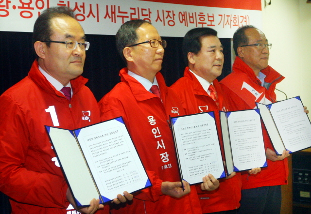 경기도 공직자출신 최형근(화성), 박정오(성남), 예창근(의왕), 최승대(용인) 새누리당 예비후보들이 19일 오전 경기도의회 브리핑룸에서 깨끗한 정책선거를 위한 공동선언문을 발표하고 있다. 4명의 예비후보들은 각각 경기도 행정부지사, 기획조정실장, 부시장, 산하기관장 등을 역임했다. 김시범기자 sbkim@kyeonggi.com