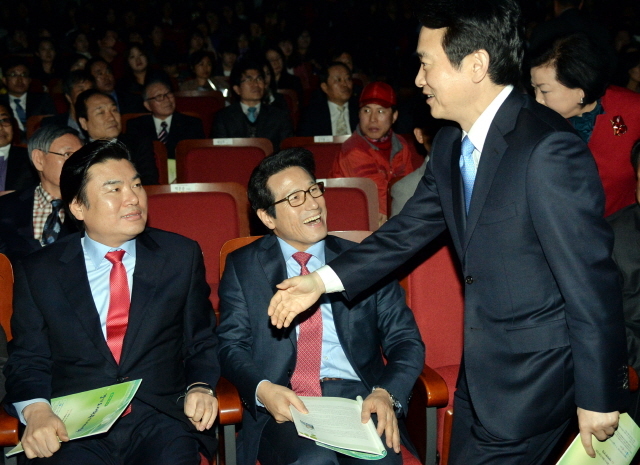 6·4 지방선거에서 경기도지사 출마를 선언한 새누리당 원유철, 정병국, 남경필 의원(왼쪽부터)이 19일 오후 안양시 만안구 안양아트센터에서 열린 제10회 경기도 사회복지사 대회에 참석, 인사를 나누고 있다. 김시범기자 sbkim@kyeonggi.com