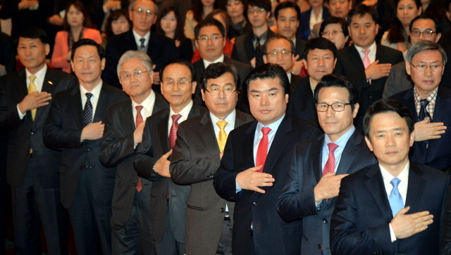 6·4 지방선거에서 경기도지사 출마를 선언한 새누리당 남경필, 정병국, 원유철 의원(오른쪽부터)과 김상곤 전 경기도교육감(왼쪽에서 두번째)이 19일 오후 안양시 만안구 안양아트센터에서 열린 제10회 경기도 사회복지사 대회에 참석, 국기에 대한 경례를 하고 있다. 김시범기자 sbkim@kyeonggi.com