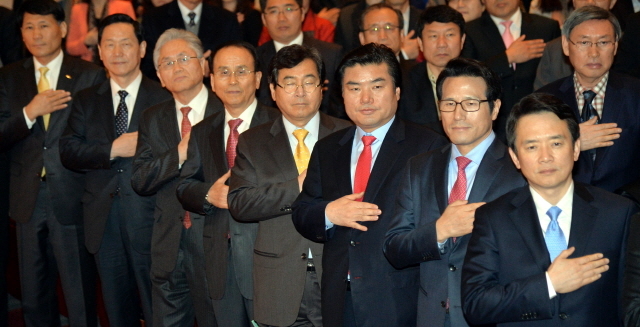 6·4 지방선거에서 경기도지사 출마를 선언한 새누리당 남경필, 정병국, 원유철 의원(오른쪽부터)과 김상곤 전 경기도교육감(왼쪽에서 두번째)이 19일 오후 안양시 만안구 안양아트센터에서 열린 제10회 경기도 사회복지사 대회에 참석, 국기에 대한 경례를 하고 있다. 김시범기자 sbkim@kyeonggi.com