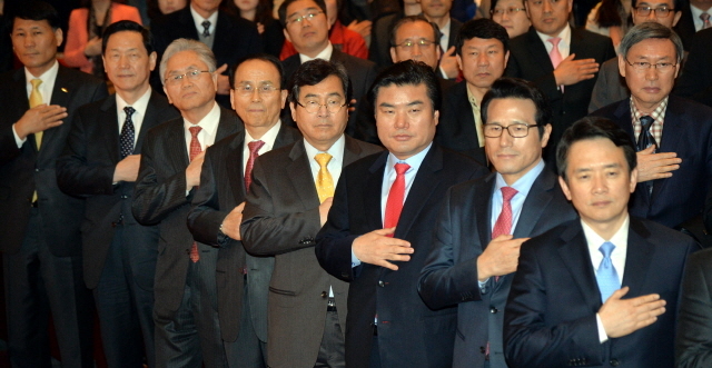 6·4 지방선거에서 경기도지사 출마를 선언한 새누리당 남경필, 정병국, 원유철 의원(오른쪽부터)과 김상곤 전 경기도교육감(왼쪽에서 두번째)이 19일 오후 안양시 만안구 안양아트센터에서 열린 제10회 경기도 사회복지사 대회에 참석, 국기에 대한 경례를 하고 있다. 김시범기자 sbkim@kyeonggi.com