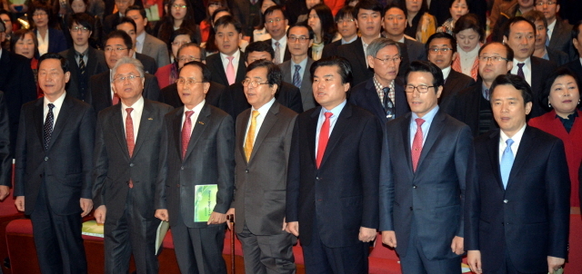 6·4 지방선거에서 경기도지사 출마를 선언한 새누리당 남경필, 정병국, 원유철 의원(오른쪽부터)과 김상곤 전 경기도교육감(왼쪽)이 19일 오후 안양시 만안구 안양아트센터에서 열린 제10회 경기도 사회복지사 대회에 참석, 국민의례를 하고 있다. 김시범기자 sbkim@kyeonggi.com