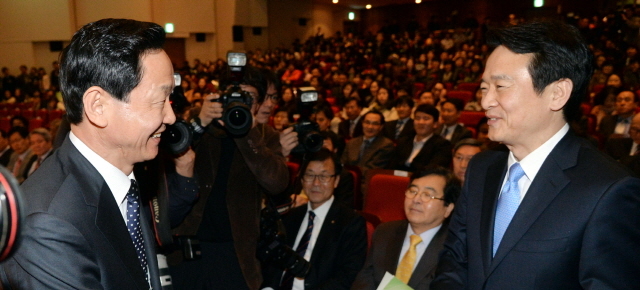 6·4 지방선거에서 경기도지사 출마를 선언한 새누리당 남경필 의원(오른쪽)과 김상곤 전 경기도교육감이 19일 오후 안양시 만안구 안양아트센터에서 열린 '제10회 경기도 사회복지사 대회'에 참석, 인사를 나누고 있다. 김시범기자 sbkim@kyeonggi.com