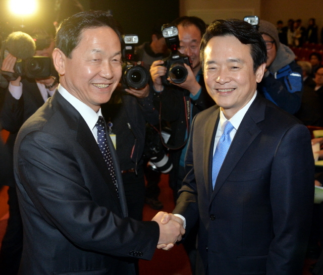 6·4 지방선거에서 경기도지사 출마를 선언한 새누리당 남경필 의원(오른쪽)과 김상곤 전 경기도교육감이 19일 오후 안양시 만안구 안양아트센터에서 열린 '제10회 경기도 사회복지사 대회'에 참석, 인사를 나누고 있다. 김시범기자 sbkim@kyeonggi.com