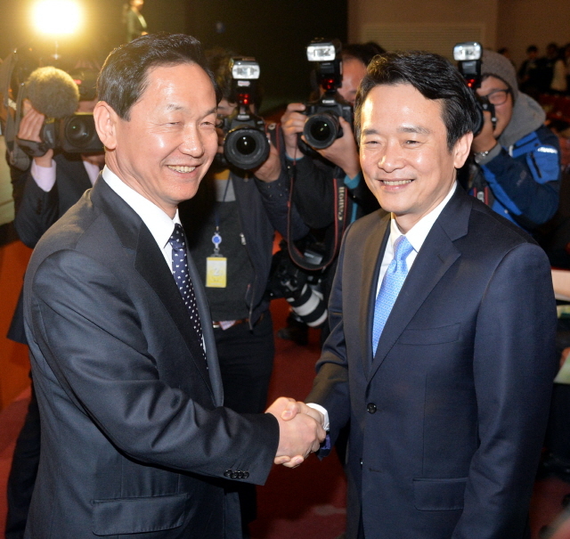 6·4 지방선거에서 경기도지사 출마를 선언한 새누리당 남경필 의원(오른쪽)과 김상곤 전 경기도교육감이 19일 오후 안양시 만안구 안양아트센터에서 열린 '제10회 경기도 사회복지사 대회'에 참석, 인사를 나누고 있다. 김시범기자 sbkim@kyeonggi.com