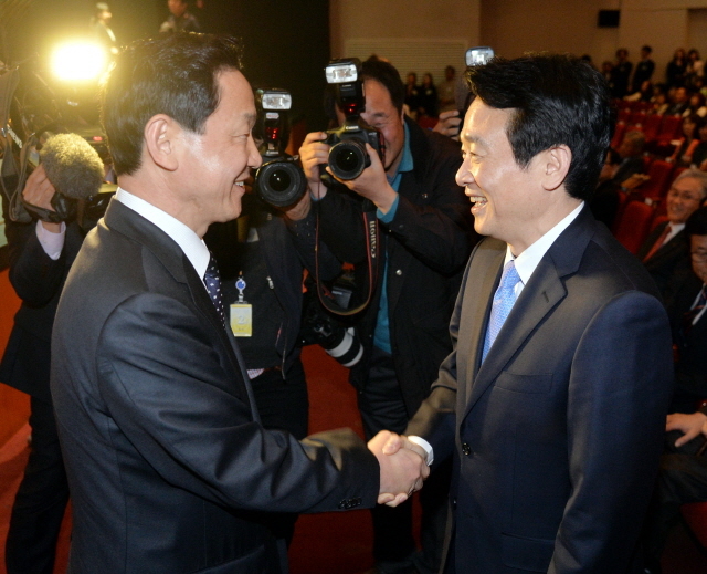 6·4 지방선거에서 경기도지사 출마를 선언한 새누리당 남경필 의원(오른쪽)과 김상곤 전 경기도교육감이 19일 오후 안양시 만안구 안양아트센터에서 열린 '제10회 경기도 사회복지사 대회'에 참석, 인사를 나누고 있다. 김시범기자 sbkim@kyeonggi.com