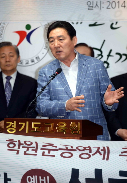 19일  경기도교육청 브리핑룸에서 석호현 한국유치원총연합회 이사장이 기자회견을 갖고 경기도교육감 출마를 선언하고 있다.전형민기자  hmjeon@kyeonggi.com