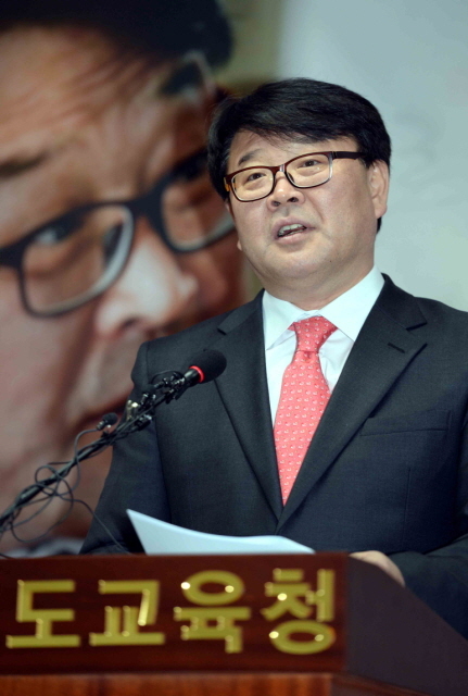 19일 경기도교육청 브리핑룸에서 조전혁 명지대 교수가 기자회견을 갖고 경기도교육감 출마를 선언하고 있다.전형민기자  hmjeon@kyeonggi.com