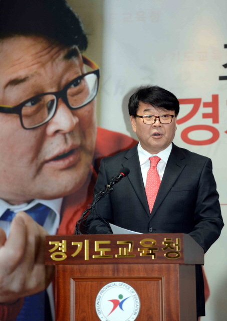 19일 경기도교육청 브리핑룸에서 조전혁 명지대 교수가 기자회견을 갖고 경기도교육감 출마를 선언하고 있다.전형민기자  hmjeon@kyeonggi.com