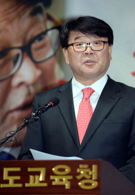 19일 경기도교육청 브리핑룸에서 조전혁 명지대 교수가 기자회견을 갖고 경기도교육감 출마를 선언하고 있다.전형민기자  hmjeon@kyeonggi.com