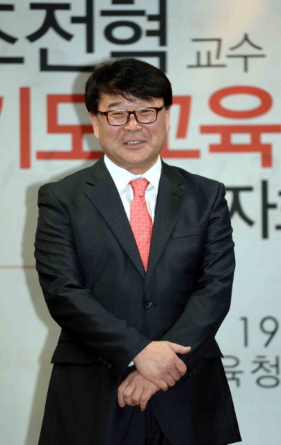19일 경기도교육청 브리핑룸에서 조전혁 명지대 교수가 기자회견을 갖고 경기도교육감 출마를 선언하고 있다.전형민기자  hmjeon@kyeonggi.com