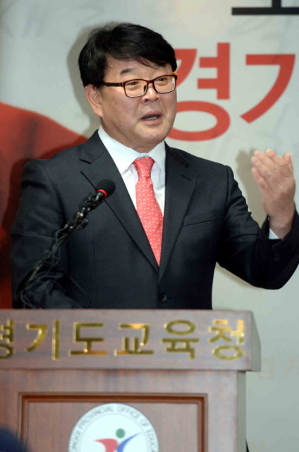 19일 경기도교육청 브리핑룸에서 조전혁 명지대 교수가 기자회견을 갖고 경기도교육감 출마를 선언하고 있다.전형민기자  hmjeon@kyeonggi.com