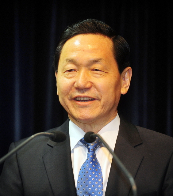 경기도지사 선거 출마를 선언한 김상곤 전 경기도교육감이 20일 경기도의회 브리핑룸에서 무상버스 정책 관련 공약을 발표하고 있다. 김시범기자 sbkim@kyeonggi.com