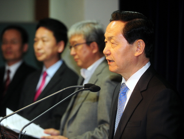 경기도지사 선거 출마를 선언한 김상곤 전 경기도교육감이 20일 경기도의회 브리핑룸에서 무상버스 정책 관련 공약을 발표하고 있다. 김시범기자 sbkim@kyeonggi.com