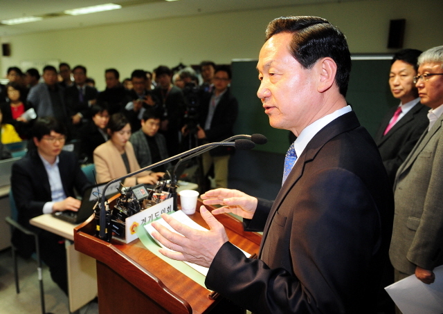 경기도지사 선거 출마를 선언한 김상곤 전 경기도교육감이 20일 경기도의회 브리핑룸에서 무상버스 정책 관련 공약을 발표하고 있다. 김시범기자 sbkim@kyeonggi.com