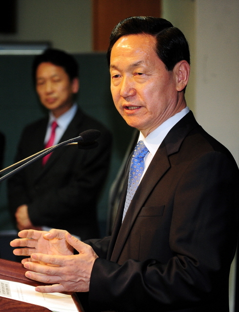 경기도지사 선거 출마를 선언한 김상곤 전 경기도교육감이 20일 경기도의회 브리핑룸에서 무상버스 정책 관련 공약을 발표하고 있다. 김시범기자 sbkim@kyeonggi.com