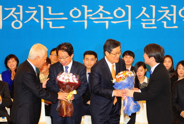 21일 오후 인천시 남동구 인천로얄호텔에서 열린 '새정치민주연합 인천광역시당 창당대회'에서 선출된 신동근, 박영복 공동 인천시당 위원장들이 각각 김한길, 안철수 공동창당위원장에게 축하 꽃다발을 받고 있다.장용준기자 jyjun@kyeonggi.com