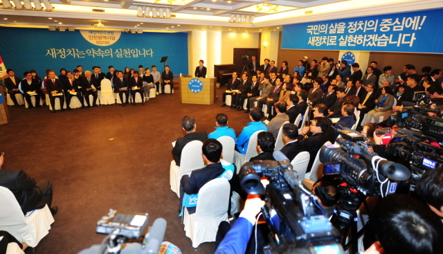 21일 오후 인천시 남동구 인천로얄호텔에서 열린 '새정치민주연합 인천광역시당 창당대회'에서 안철수 공동창당위원장이 축사를 하고 있다.장용준기자 jyjun@kyeonggi.com