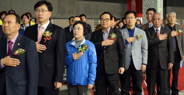 고양시체육 생활체육회와 경기일보가 주최하고 고양시수영연맹연합회가 주관한 제1회 고양 마스터즈 수영대회가 열린 22일 고양체육관 실내수영장에서 최성 고양시장을 비롯한 박윤희 시의회 의장, 임창열 경기일보 대표이사 회장 등 내빈들이 국민의례를 하고 있다. 추상철 기자 scchoo@kyeonggi.com