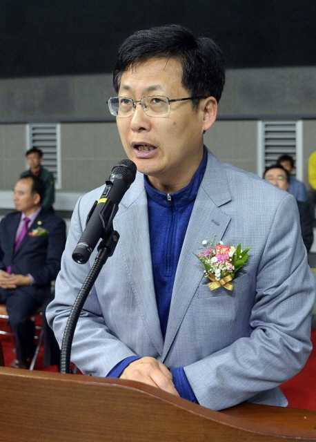 고양시체육 생활체육회와 경기일보가 주최하고 고양시수영연맹연합회가 주관한 제1회 고양 마스터즈 수영대회가 열린 22일 고양체육관 실내수영장에서 최성 고양시장이 인사말을 하고 있다. 추상철 기자 scchoo@kyeonggi.com