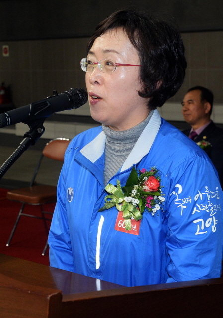 고양시체육 생활체육회와 경기일보가 주최하고 고양시수영연맹연합회가 주관한 제1회 고양 마스터즈 수영대회가 열린 22일 고양체육관 실내수영장에서 박윤희 고양시의회 의장이 축사를 하고 있다. 추상철 기자 scchoo@kyeonggi.com
