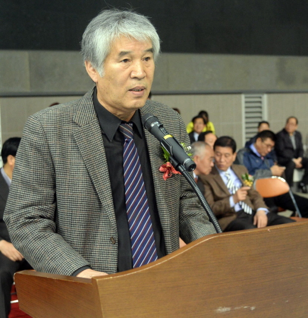 고양시체육 생활체육회와 경기일보가 주최하고 고양시수영연맹연합회가 주관한 제1회 고양 마스터즈 수영대회가 열린 22일 고양체육관 실내수영장에서 이용태 전국수영연합회 상임고문이 축사를 하고 있다. 추상철 기자 scchoo@kyeonggi.com