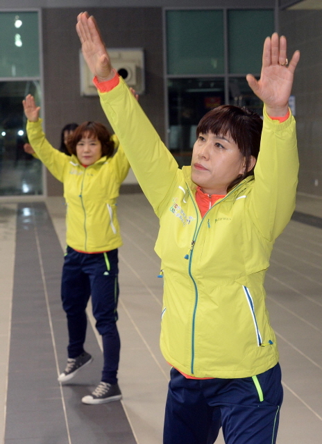 고양시체육 생활체육회와 경기일보가 주최하고 고양시수영연맹연합회가 주관한 제1회 고양 마스터즈 수영대회가 열린 22일 고양체육관 실내수영장에서 몸풀기 체조를 하고 있다. 추상철 기자 scchoo@kyeonggi.com