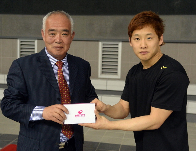 고양시체육 생활체육회와 경기일보가 주최하고 고양시수영연맹연합회가 주관한 제1회 고양 마스터즈 수영대회가 열린 22일 고양체육관 실내수영장에서 허성영 고양시 수영 연맹 회장이 경품 추첨후 경품을 전달하고 있다. 추상철 기자 scchoo@kyeonggi.com