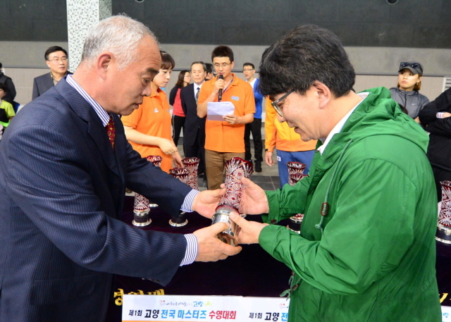 고양시체육 생활체육회와 경기일보가 주최하고 고양시수영연맹연합회가 주관한 제1회 고양 마스터즈 수영대회 둘째날인 23일 고양체육관 실내수영장에서 각부문별 시상이 진행되고 있다 . 추상철 기자 scchoo@kyeonggi.com