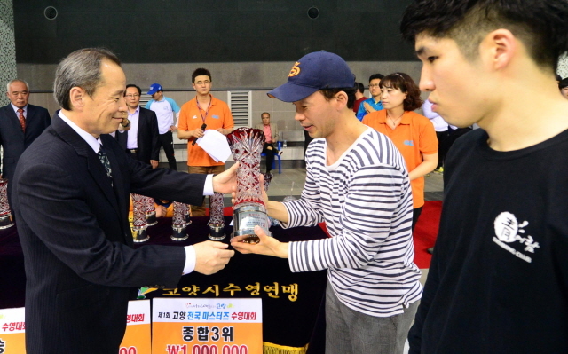 고양시체육 생활체육회와 경기일보가 주최하고 고양시수영연맹연합회가 주관한 제1회 고양 마스터즈 수영대회 둘째날인 23일 고양체육관 실내수영장에서 각부문별 시상이 진행되고 있다 . 추상철 기자 scchoo@kyeonggi.com