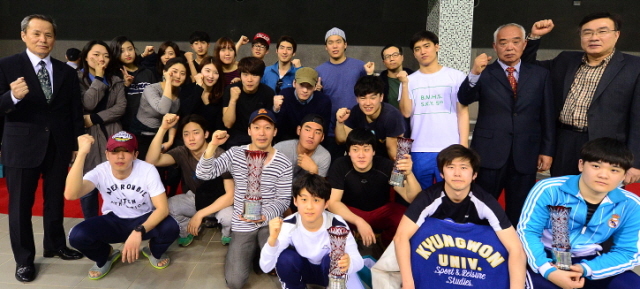 고양시체육 생활체육회와 경기일보가 주최하고 고양시수영연맹연합회가 주관한 제1회 고양 마스터즈 수영대회 둘째날인 23일 고양체육관 실내수영장에서 각부문 수상자들이 내빈들과 함께 기념촬영을 하고 있다. 추상철 기자 scchoo@kyeonggi.com