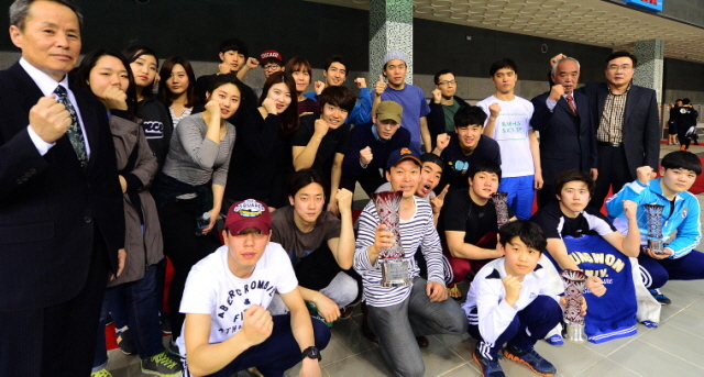 고양시체육 생활체육회와 경기일보가 주최하고 고양시수영연맹연합회가 주관한 제1회 고양 마스터즈 수영대회 둘째날인 23일 고양체육관 실내수영장에서 각부문 수상자들이 내빈들과 함께 기념촬영을 하고 있다. 추상철 기자 scchoo@kyeonggi.com