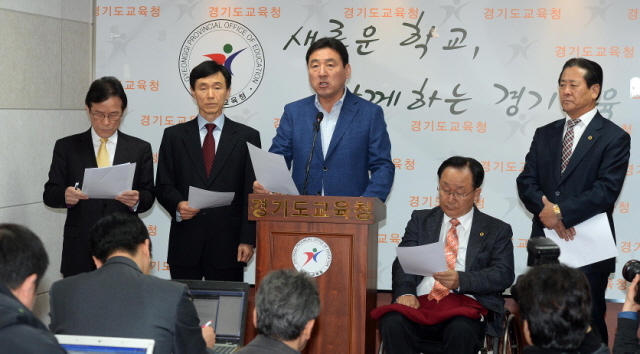 24일 경기도교육청에서 경기도 교육감 출마를 선언한 보수진영 후보들이 '보수진영 단일후보 추진기구 설치와 정치인의 경기도교육감 출마 포기를 요구하는 공동성명서를 발표하고 있다. (왼쪽부터) 권진수 전 인천교육감 권한대행, 최준영 전 한국산업기술대 총장, 석호현 한국유치원총연합회 이사장, 강관희 경기도의회 교육의원, 김광래 경기도의회 교육의원. 추상철기자 scchoo@kyeonggi.com