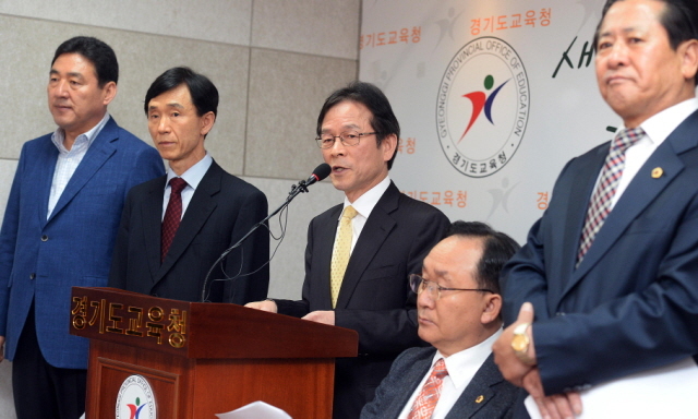 24일 경기도교육청에서 경기도 교육감 출마를 선언한 보수진영 후보들이 '보수진영 단일후보 추진기구 설치와 정치인의 경기도교육감 출마 포기를 요구하는 공동성명서를 발표하고 있다. (왼쪽부터)석호현 한국유치원총연합회 이사장, 최준영 전 한국산업기술대 총장, 권진수 전 인천교육감 권한대행, 강관희 경기도의회 교육의원, 김광래 경기도의회 교육의원 .추상철기자 scchoo@kyeonggi.com