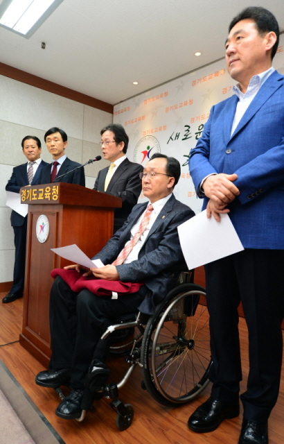 24일 경기도교육청에서 경기도 교육감 출마를 선언한 보수진영 후보들이 '보수진영 단일후보 추진기구 설치와 정치인의 경기도교육감 출마 포기를 요구하는 공동성명서를 발표하고 있다. (왼쪽부터) 김광래 경기도의회 교육의원 , 최준영 전 한국산업기술대 총장, 권진수 전 인천교육감 권한대행, 강관희 경기도의회 교육의원, 석호현 한국유치원총연합회 이사장.추상철기자 scchoo@kyeonggi.com