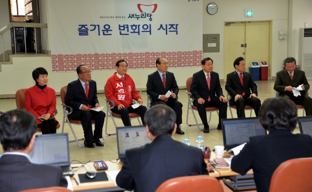 6,4 전국지방선거 새누리당 경기도당 시장 후보자 공천심사가 시작된  25일 성남시장 출마를 선언한 예비후보들이 면접을 보고 있다. 김시범기자 sbkim@kyeonggi.com