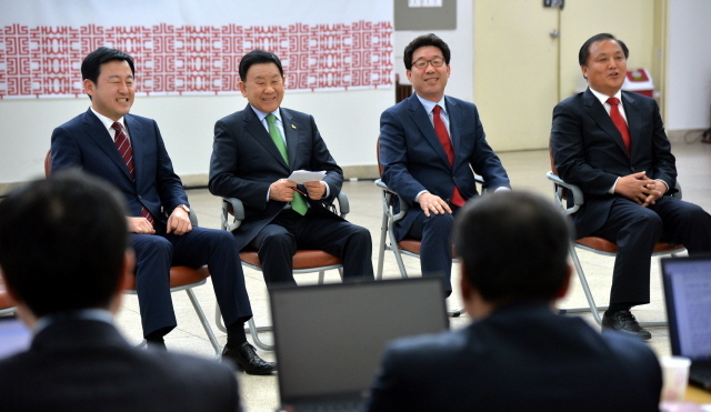 6,4 전국지방선거 새누리당 경기도당 시장 후보자 공천심사가 시작된  25일 성남시장 출마를 선언한 예비후보들이 면접을 보고 있다. 김시범기자 sbkim@kyeonggi.com