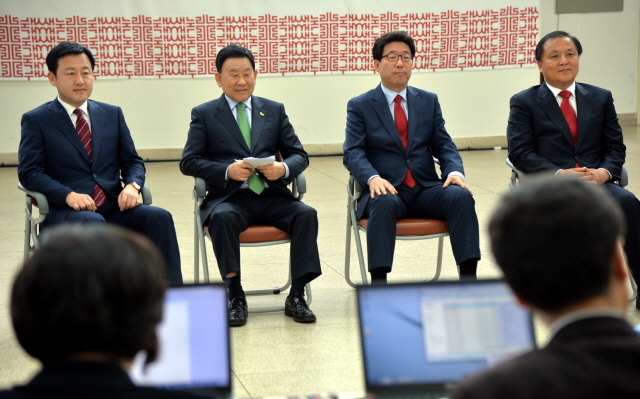 6,4 전국지방선거 새누리당 경기도당 시장 후보자 공천심사가 시작된  25일 성남시장 출마를 선언한 예비후보들이 면접을 보고 있다. 김시범기자 sbkim@kyeonggi.com