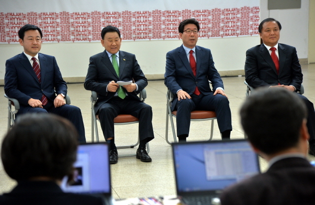 6,4 전국지방선거 새누리당 경기도당 시장 후보자 공천심사가 시작된  25일 성남시장 출마를 선언한 예비후보들이 면접을 보고 있다. 김시범기자 sbkim@kyeonggi.com