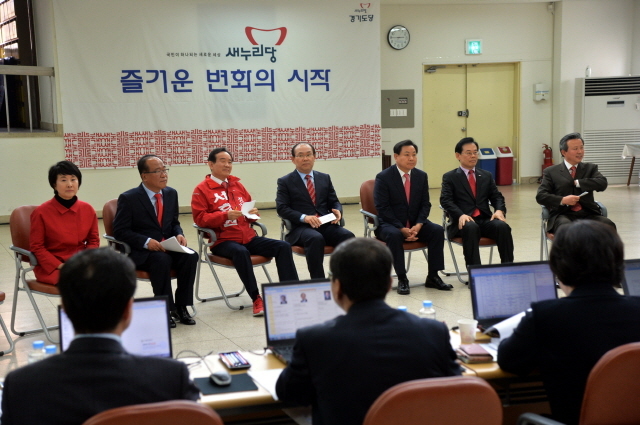 6,4 전국지방선거 새누리당 경기도당 시장 후보자 공천심사가 시작된  25일 성남시장 출마를 선언한 예비후보들이 면접을 보고 있다. 김시범기자 sbkim@kyeonggi.com
