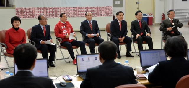 6,4 전국지방선거 새누리당 경기도당 시장 후보자 공천심사가 시작된  25일 성남시장 출마를 선언한 예비후보들이 면접을 보고 있다. 김시범기자 sbkim@kyeonggi.com