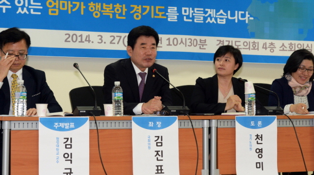 6.4 지방선거 경기지사 출마를 선언한 김진표 의원이 27일 경기도의회 소회의실에서 보육정책 토론회를 열고 패널들과 함께 '맘 편한 보육정책은 무엇인가?'를 주제로 토론을 하고 있다. 추상철기자 scchoo@kyeonggi.com